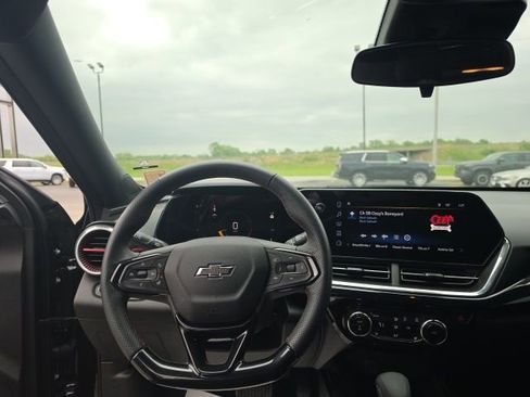 Used 2024 Chevrolet Trax RS w/ Sunroof Package FWD image 16