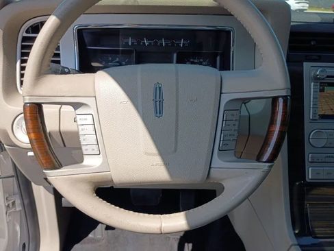 Used 2009 Lincoln Navigator Sport Utility 4D image 16