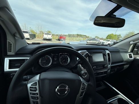 Used 2019 Nissan Titan SV w/ SV Convenience Package image 16