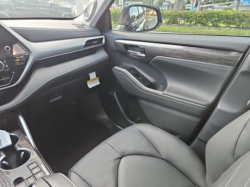 New 2025 Toyota Highlander Platinum image 12