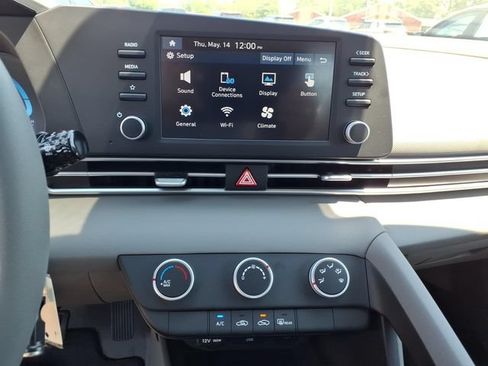 New 2026 Hyundai Elantra SE FWD image 17
