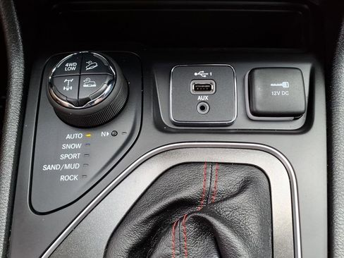 Used 2021 Jeep Cherokee Trailhawk w/ Premium Leather Package AWD/4WD image 24