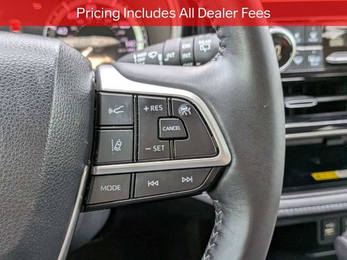 Used 2023 Toyota Highlander XLE AWD/4WD image 29