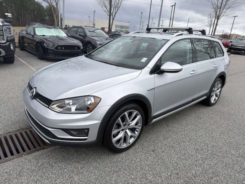 Used 2017 Volkswagen Golf Alltrack SEL image 3