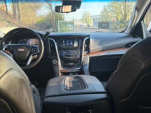 Used 2018 Cadillac Escalade Luxury image 31