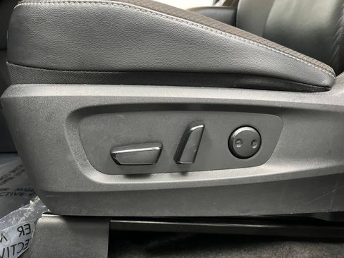 Used 2025 Nissan Pathfinder SL FWD image 13