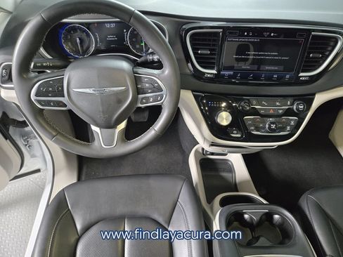 Used 2024 Chrysler Pacifica Touring-L FWD image 16