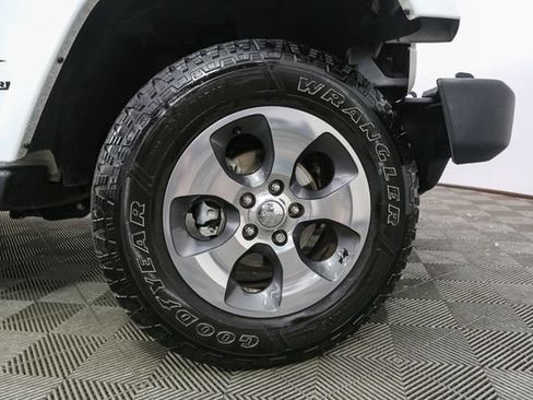 Used 2018 Jeep Wrangler Sahara w/ Connectivity Group AWD/4WD image 14