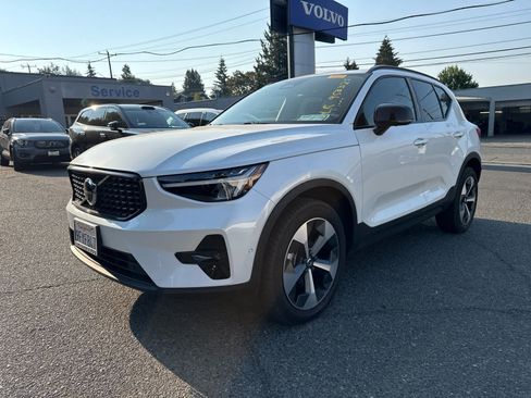 Used 2023 Volvo XC40 B5 Ultimate w/ Climate Package AWD/4WD image 2