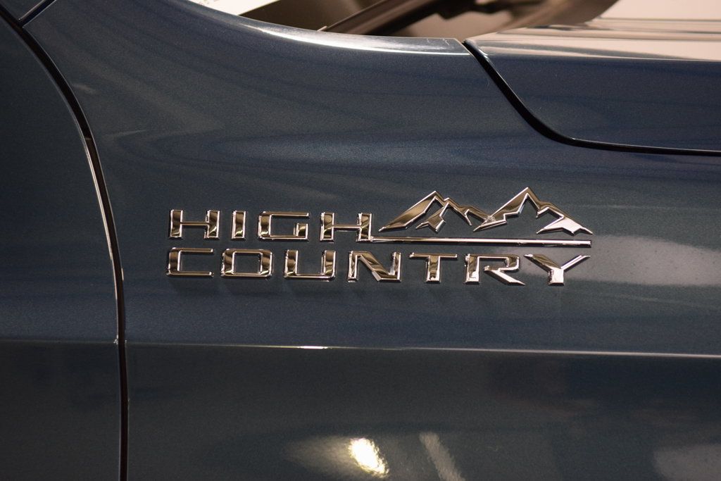 Used 2025 Chevrolet Suburban High Country AWD/4WD image 16