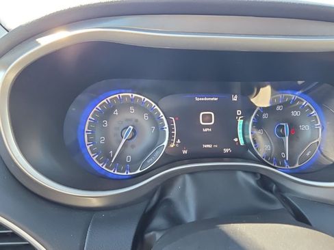 Used 2023 Chrysler Pacifica Touring-L image 21