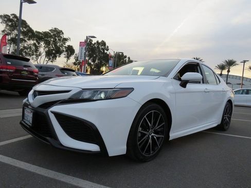 Certified 2023 Toyota Camry SE image 3
