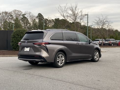 Used 2021 Toyota Sienna Limited image 3