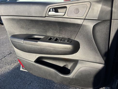 Used 2022 Kia Sportage LX image 6