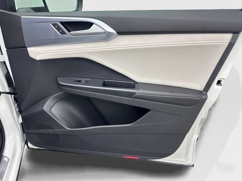 Used 2025 Volkswagen Taos SE w/ Panoramic Sunroof Package FWD image 48