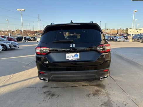 Used 2025 Honda Pilot Sport image 6