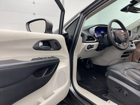 Used 2022 Chrysler Pacifica Touring-L FWD image 16