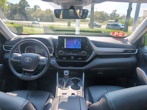 Certified 2024 Toyota Highlander XLE image 28