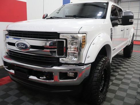 Used 2018 Ford F250 XLT w/ XLT Premium Package AWD/4WD image 4