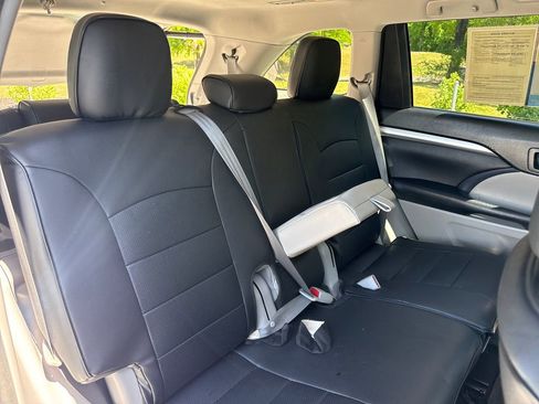 Used 2018 Toyota Highlander Plus AWD/4WD image 32