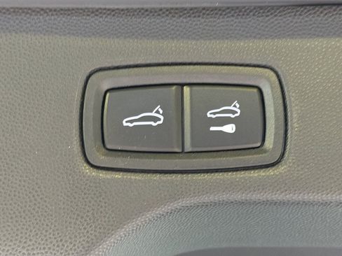 Certified 2025 Porsche Macan Turbo Electric AWD/4WD image 15