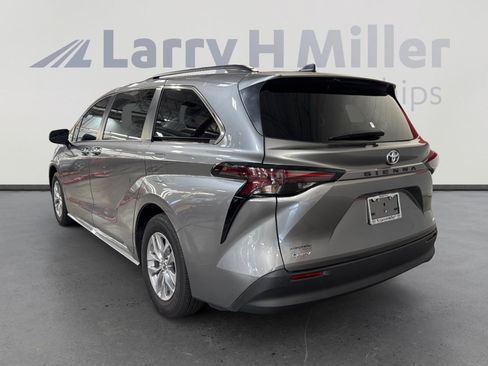 Used 2026 Toyota Sienna XLE FWD image 3