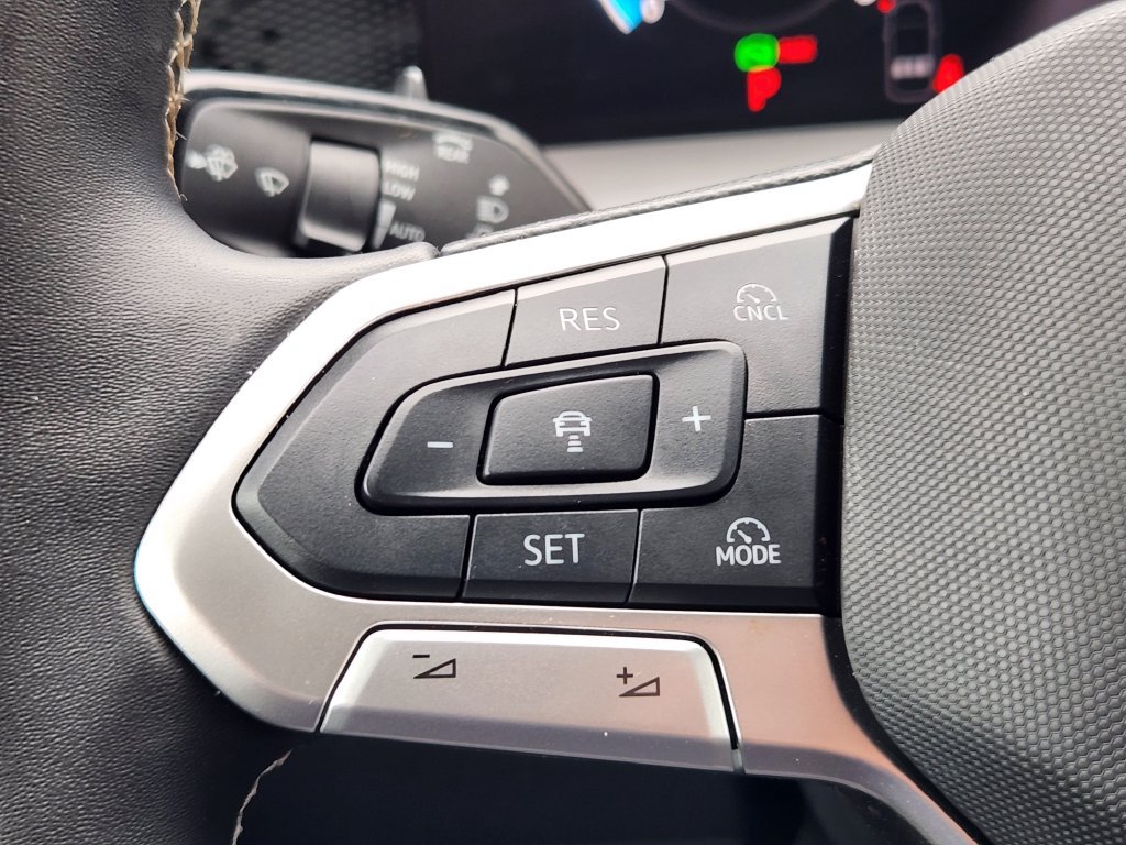 Used 2025 Volkswagen Tiguan SE AWD/4WD image 21