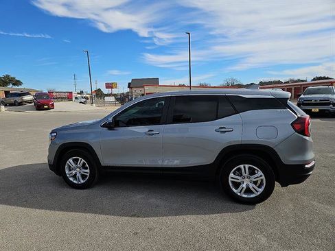 Used 2024 GMC Terrain SLE image 2