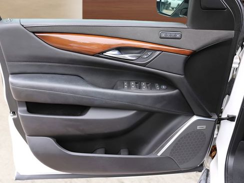 Used 2019 Cadillac Escalade Luxury RWD image 10