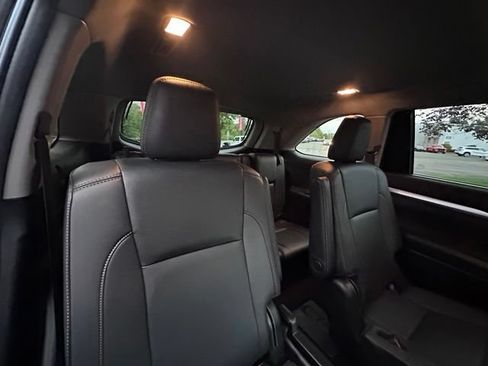 Used 2019 Toyota Highlander XLE AWD/4WD image 9