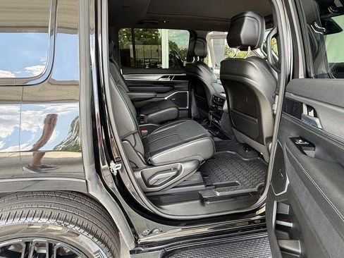 Used 2024 Jeep Wagoneer Series II AWD/4WD image 23