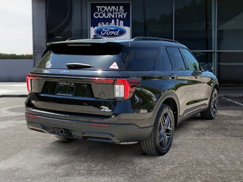 Used 2025 Ford Explorer ST-Line w/ ST-Line Street Pack AWD/4WD image 3