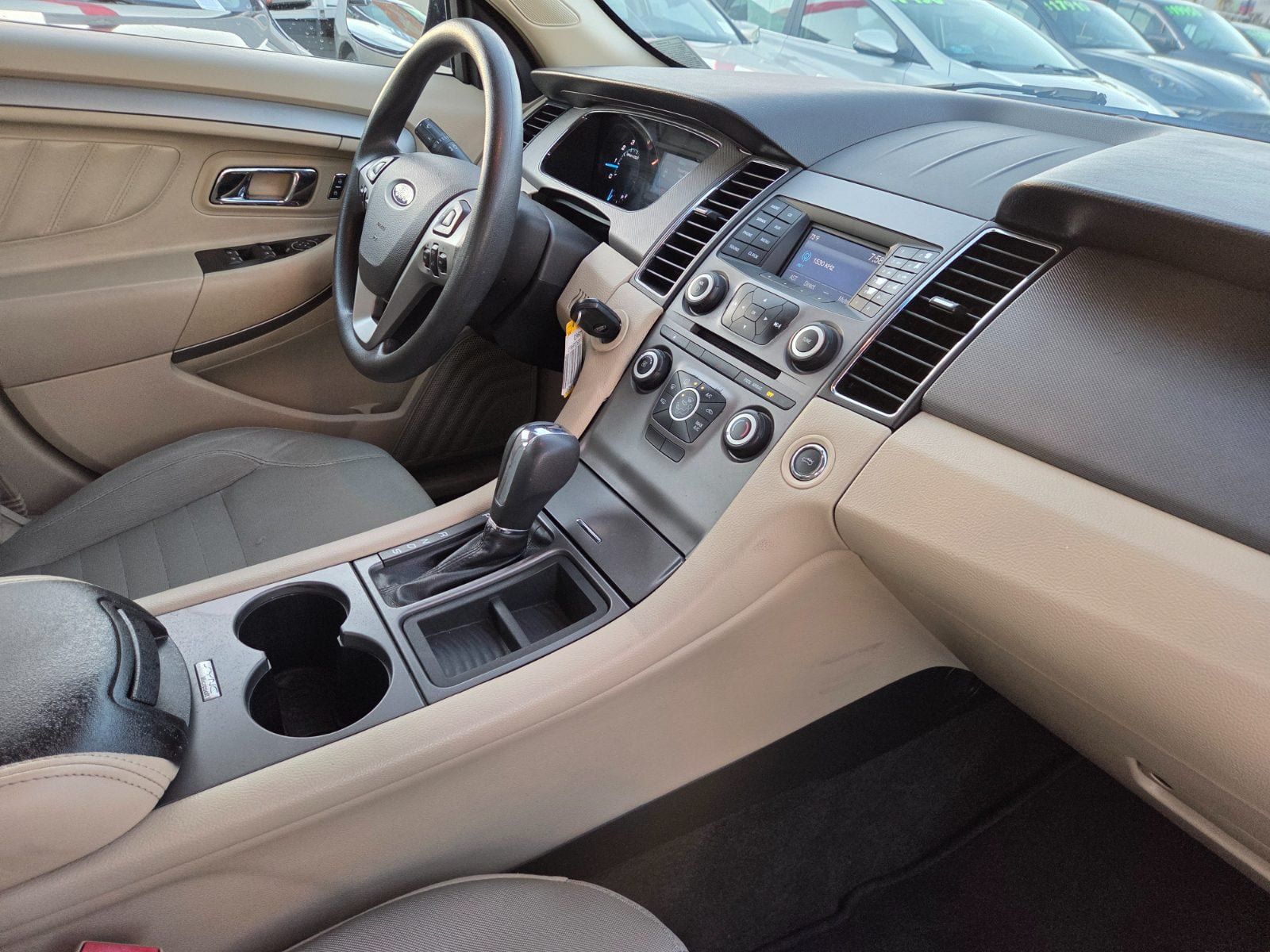 Used 2015 Ford Taurus SE FWD image 16