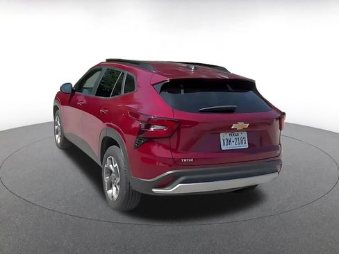 Used 2025 Chevrolet Trax LT w/ LT Convenience Package FWD image 8