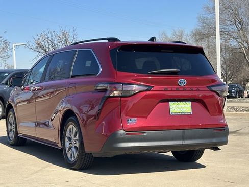Used 2025 Toyota Sienna XLE image 3