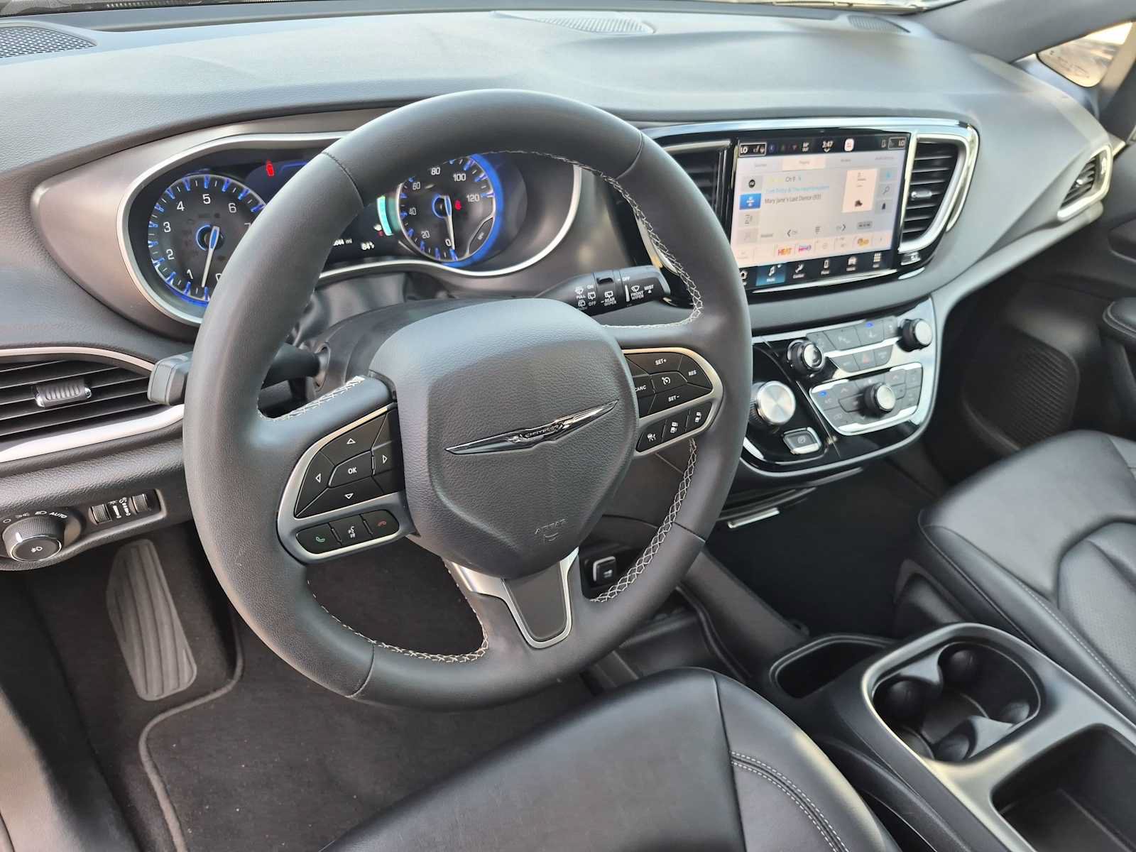 Used 2026 Chrysler Pacifica Select FWD image 2