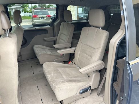 Used 2014 Chrysler Town & Country Touring FWD image 7