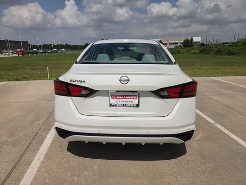 Used 2025 Nissan Altima 2.5 SV FWD image 6