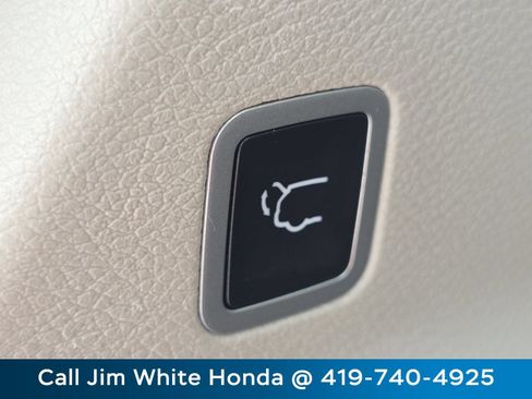 Used 2024 Chrysler Pacifica Touring-L FWD image 21