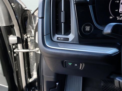 Used 2025 Porsche Cayenne w/ Premium Package image 33