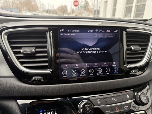 Used 2019 Chrysler Pacifica Touring-L Plus w/ S Appearance Package image 12