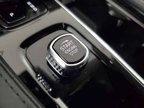 Used 2025 Volvo XC90 B5 Core AWD/4WD image 34