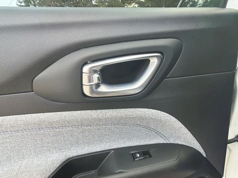 Used 2024 Jeep Compass Latitude image 32