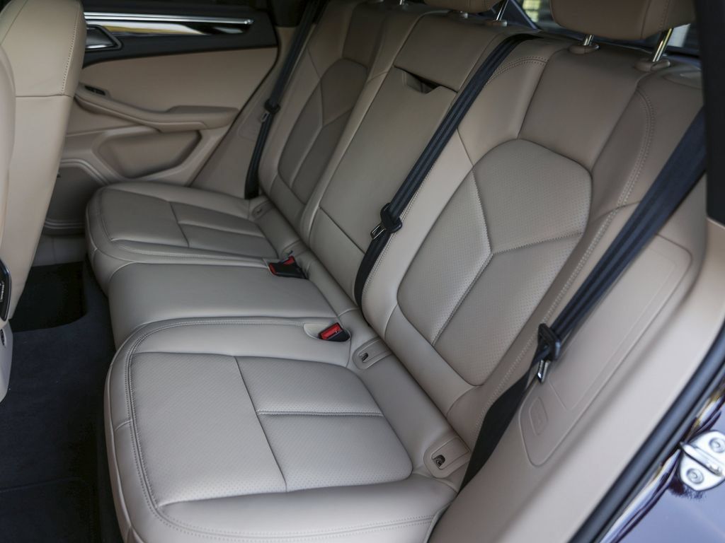 Certified 2026 Porsche Macan AWD/4WD image 34
