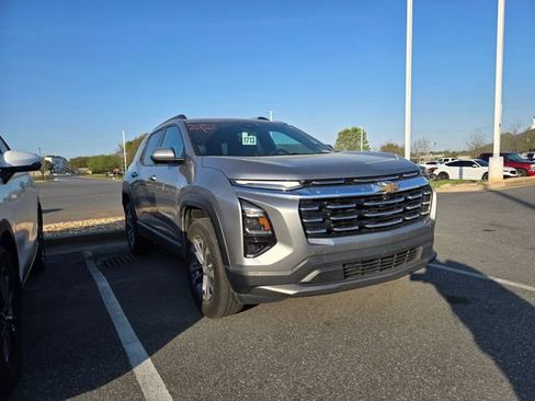 Used 2025 Chevrolet Equinox LT w/ Convenience Package II image 3