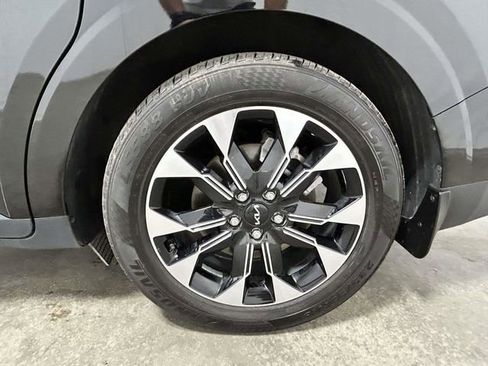 Used 2024 Kia Carnival EX FWD image 7