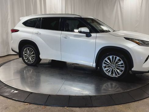 Used 2022 Toyota Highlander Platinum image 3