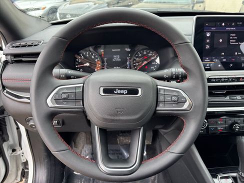 Used 2025 Jeep Compass Trailhawk image 28