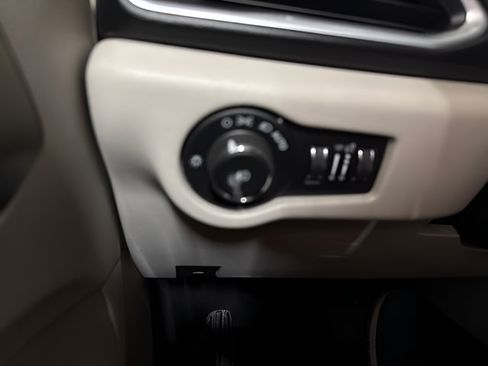 Used 2018 Chrysler Pacifica Touring-L Plus w/ Advanced Safetytec Group FWD image 23