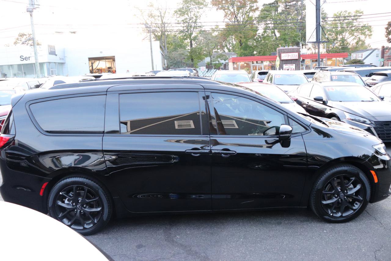 Used 2025 Chrysler Pacifica Limited FWD image 6